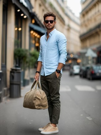 С чем носить бежевые низкие кеды мужчине