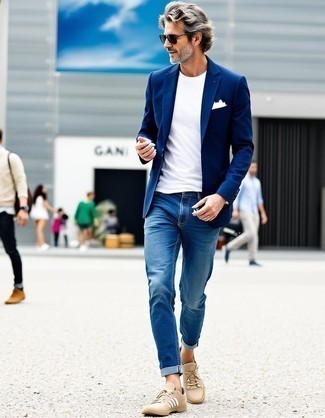 С чем носить бежевые низкие кеды мужчине