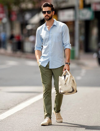 С чем носить бежевые низкие кеды мужчине