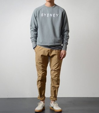 С чем носить бежевые низкие кеды мужчине