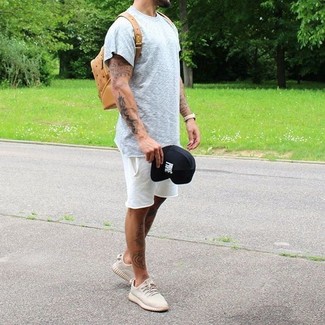 С чем носить бежевые низкие кеды мужчине