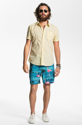 С чем носить бежевые низкие кеды мужчине