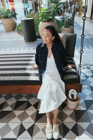 С чем носить бежевые низкие кеды женщине