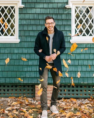 С чем носить бежевые низкие кеды мужчине