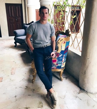 С чем носить бежевые низкие кеды мужчине