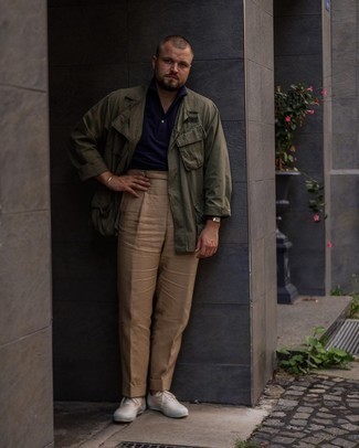 С чем носить бежевые низкие кеды мужчине