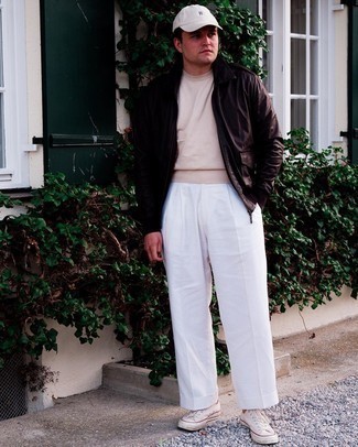 С чем носить бежевые низкие кеды мужчине