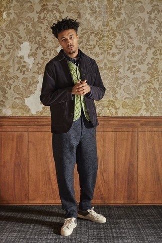 С чем носить бежевые низкие кеды мужчине