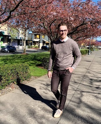 С чем носить бежевые низкие кеды мужчине