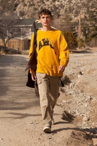 С чем носить бежевые низкие кеды мужчине