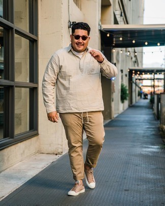 С чем носить бежевые низкие кеды мужчине