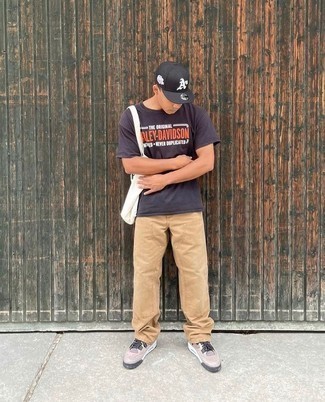 С чем носить бежевые низкие кеды мужчине