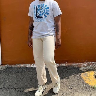 С чем носить бежевые низкие кеды мужчине