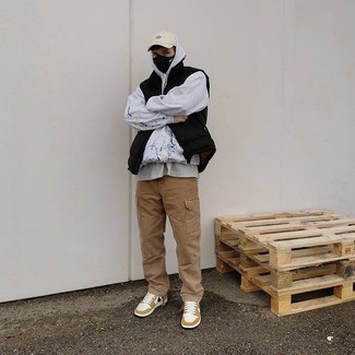 С чем носить бежевые низкие кеды мужчине