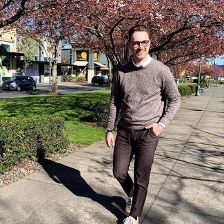 С чем носить бежевые низкие кеды мужчине