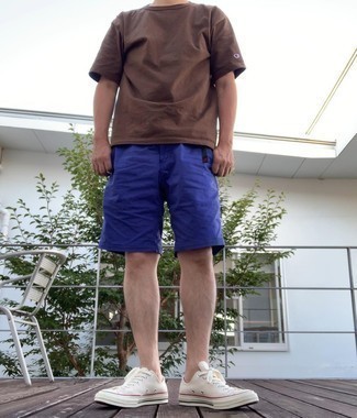 С чем носить бежевые низкие кеды мужчине