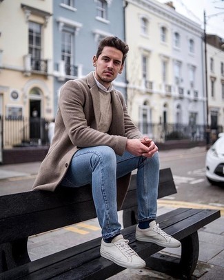 Какие длинные пальто носить с бежевыми низкими кедами