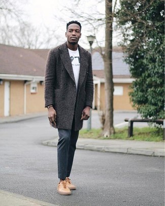 Какие длинные пальто носить с бежевыми низкими кедами