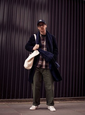 Какие длинные пальто носить с бежевыми низкими кедами