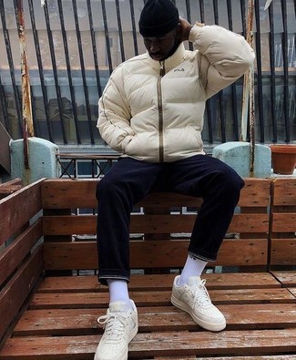 Какие куртки-пуховики носить с бежевыми низкими кедами мужчине