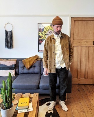 Какие куртки-рубашки носить с бежевыми низкими кедами мужчине