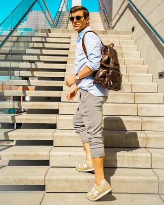 Какие спортивные штаны носить с бежевыми низкими кедами мужчине