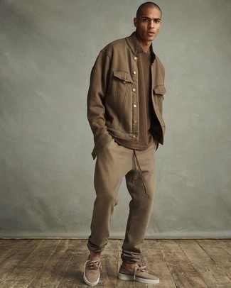 Какие спортивные штаны носить с бежевыми низкими кедами мужчине