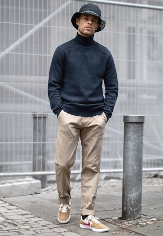 Какие водолазки носить с бежевыми низкими кедами мужчине