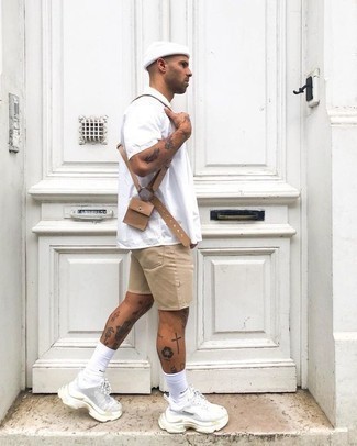 С чем носить бежевую сумку почтальона