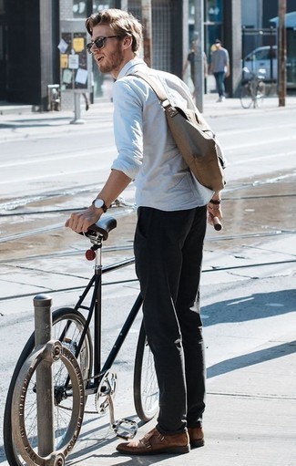 С чем носить бежевую сумку почтальона