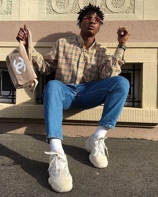 С чем носить бежевую сумку почтальона