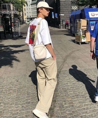 С чем носить бежевую сумку почтальона