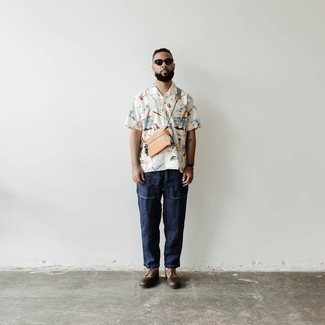 С чем носить бежевую сумку почтальона