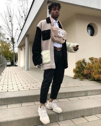 С чем носить бежевую сумку почтальона