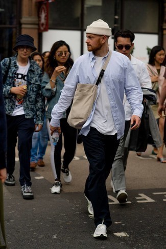 С чем носить бежевую сумку почтальона