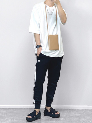 С чем носить бежевую сумку почтальона