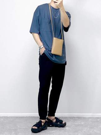 С чем носить бежевую сумку почтальона