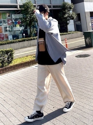 С чем носить бежевую сумку почтальона