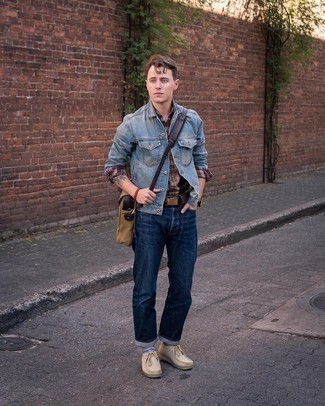 С чем носить бежевую сумку почтальона