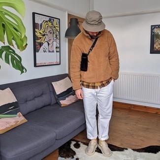 С чем носить бежевый свитер с воротником на пуговицах