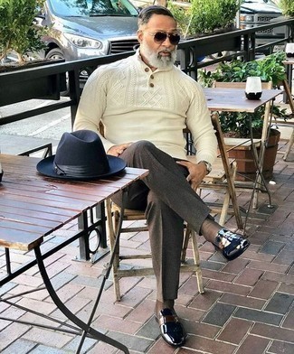 С чем носить бежевый свитер с воротником на пуговицах