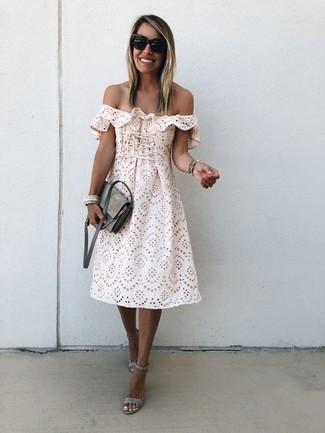 С чем носить бежевое платье с открытыми плечами