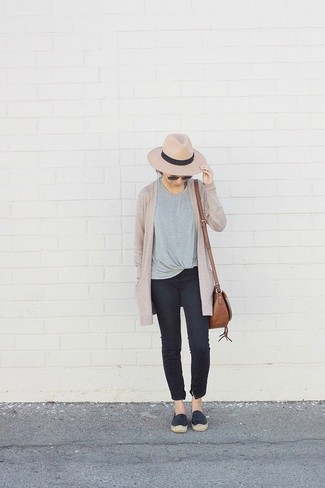 Какие эспадрильи носить с бежевым открытым кардиганом женщине