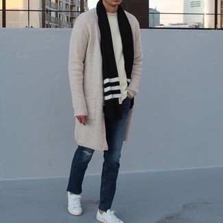С чем носить бежевый открытый кардиган мужчине