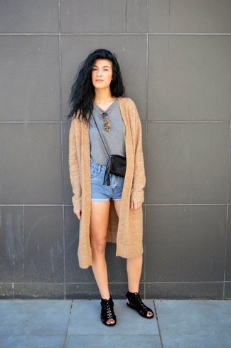 Какие шорты носить с бежевым открытым кардиганом женщине