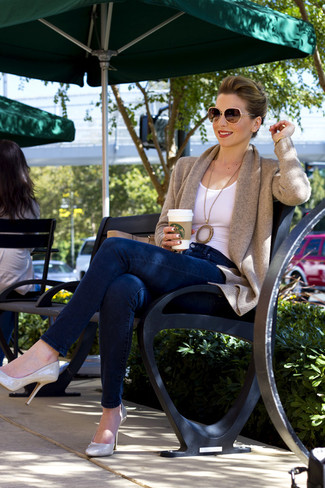 Какие майки носить с бежевым открытым кардиганом женщине