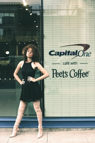 С чем носить бежевые ботфорты