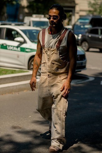 С чем носить бежевые комбинезон мужчине