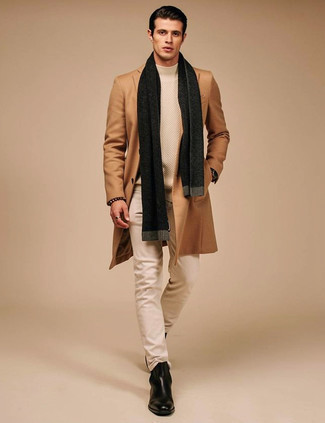 Как носить бежевое длинное пальто с бежевыми джинсами