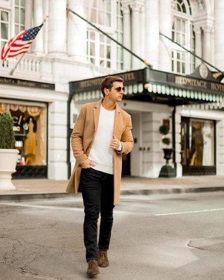 Как носить бежевое длинное пальто с черными джинсами